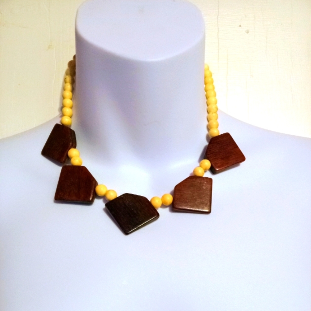 VINTAGE WOODEN PRISM CUT BEADED NECKLACE